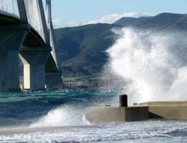 Κλειστό το πορθμείο Ρίου-Αντιρρίου - Θυελλώδεις άνεμοι πνέουν στην περιοχή (βίντεο)